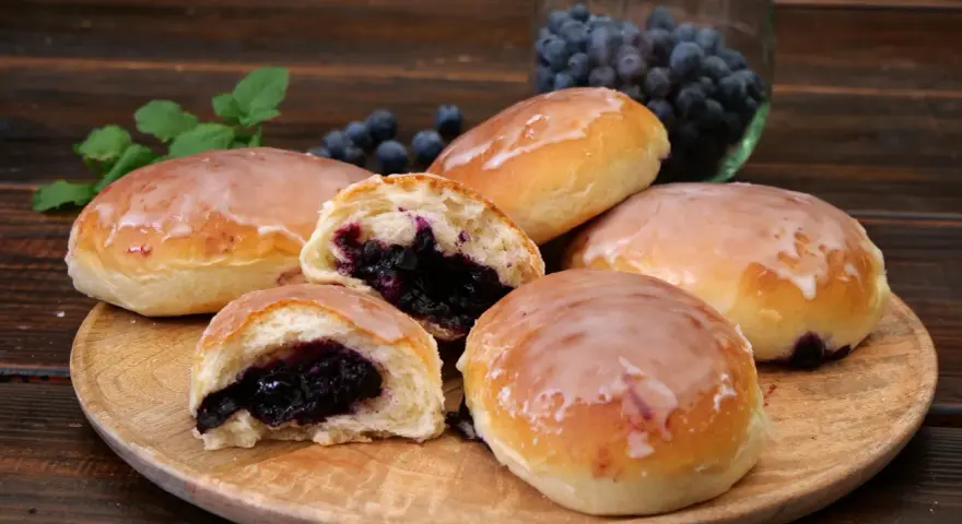 Pyszne jagodzianki z lukrem, idealne na deser. Ten przepis na jagodzianki zachwyci każdego!
