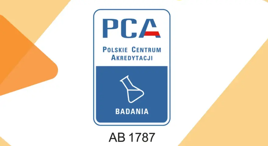 Logo PCA z napisem "Polskie Centrum Akredytacji" i symbolem kolby. Informacja o tym, ile kosztuje akredytacja laboratorium, jest kluczowa dla firm.