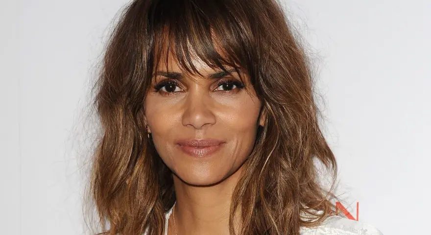 Halle Berry luce un corte shaggy pelo liso con capas que enmarcan su rostro, resaltando su mirada intensa.