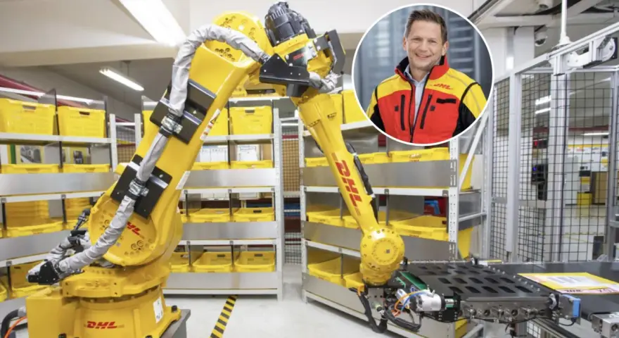 Zautomatyzowany magazyn DHL, duża giełda niemiecka, z robotem i uśmiechniętym menedżerem.