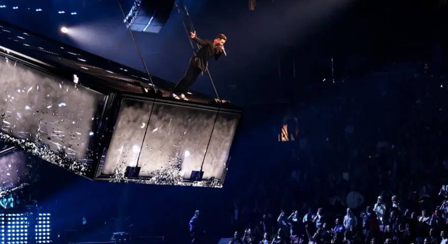 Justin Timberlake singt auf einer schwebenden Bühne in Berlin, während das Publikum begeistert zusieht.