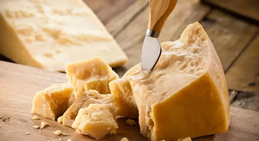 Czy parmigiano reggiano to parmezan? Odkryj kluczowe różnice