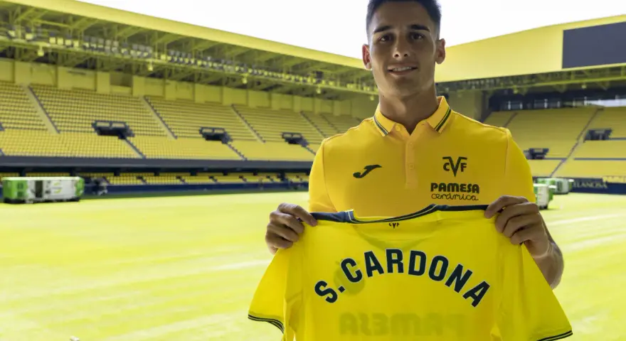 Sergi Cardona, jugador del Villarreal CF, posa con su camiseta amarilla en el estadio de la Cerámica.