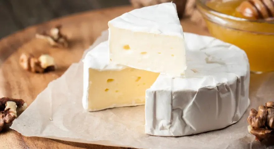 Ein cremiger Camembert mit Nüssen und Honig. Vorsicht bei Camembert in der Schwangerschaft.