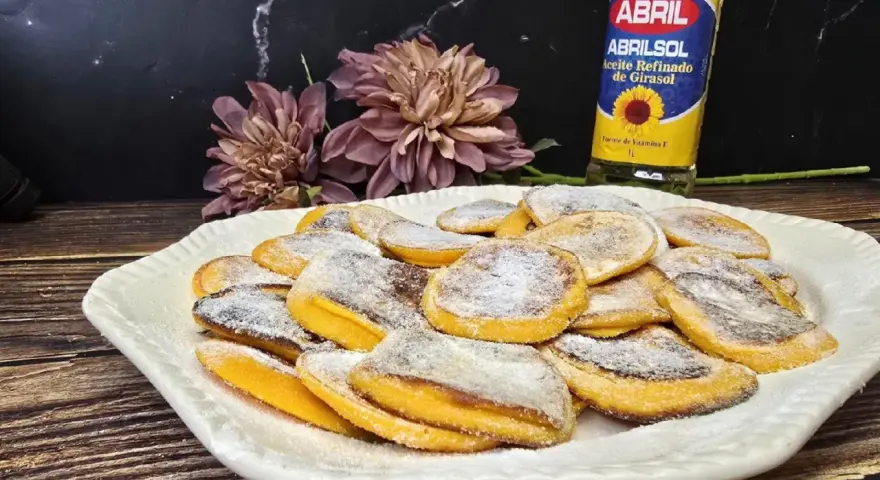 Deliciosas rodajas de calabaza al horno, espolvoreadas con azúcar glas. Un postre casero perfecto.