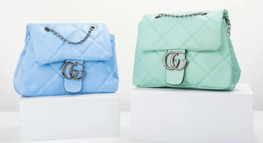 Dwie pikowane torebki damskie Gucci w pastelowych kolorach: błękitnym i miętowym, z charakterystycznym logo GG.
