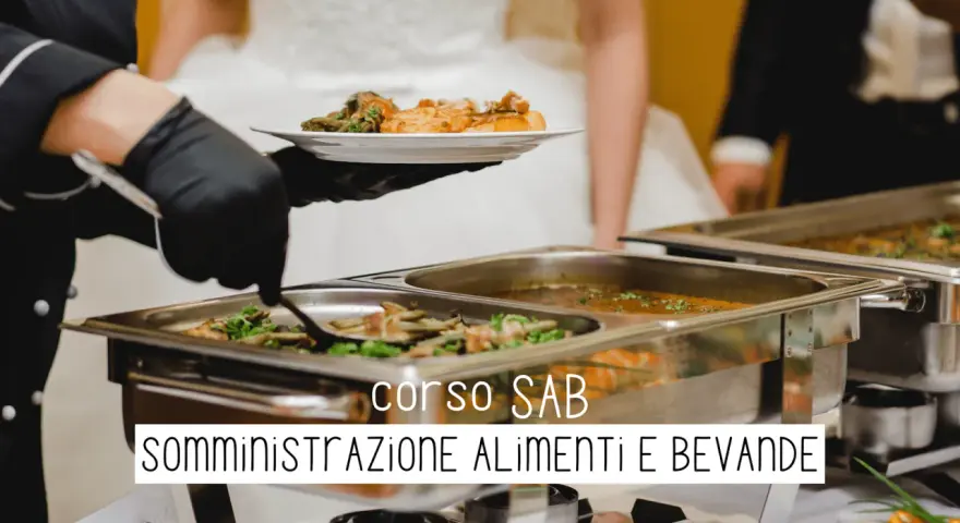 Chef serve cibo da un buffet. Scopri il corso SAB online gratuito per la somministrazione alimenti e bevande.