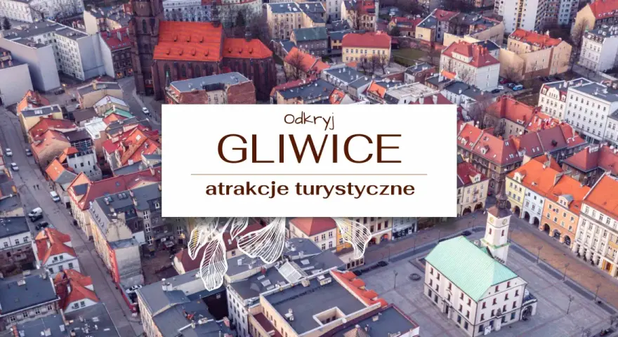 Widok z lotu ptaka na rynek w Gliwicach z widocznymi zabytkowymi kamienicami i wieżą ratuszową. Odkryj Gliwice i jego atrakcje turystyczne.
