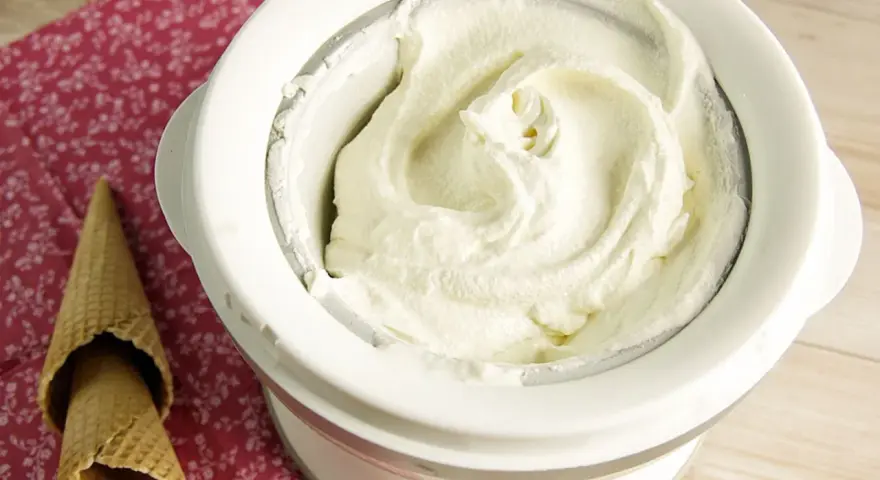 Frisch zubereitetes Fior di Latte Eis in einer Eismaschine, bereit für Waffeln.