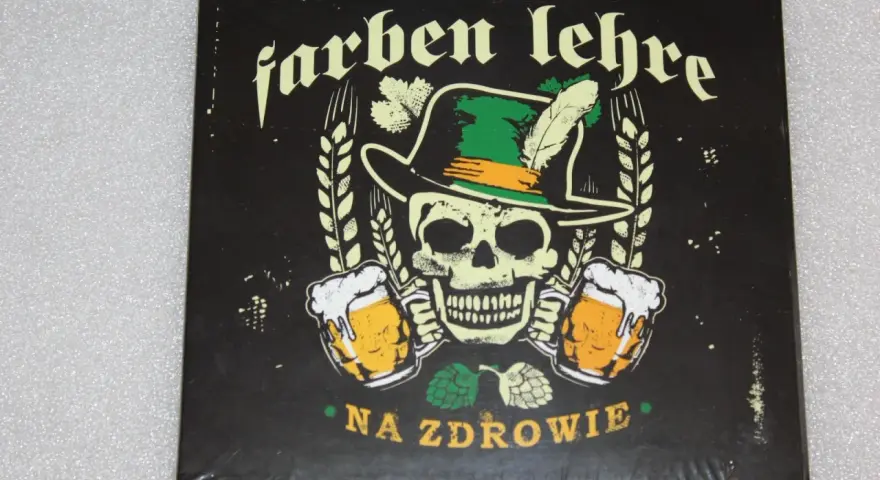 Okładka płyty "farben lehre na zdrowie" z czaszką w kapeluszu, kłosami i dwoma kuflami piwa.