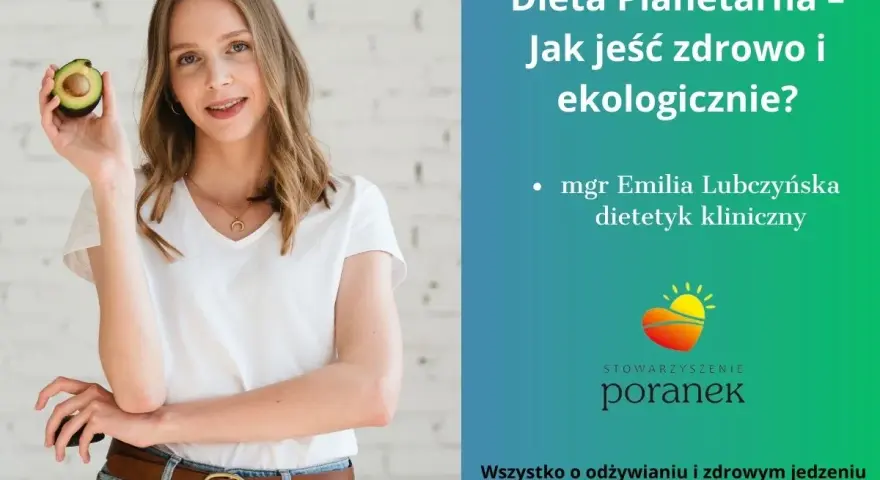 Uśmiechnięta dietetyczka Emilia Lubczyńska prezentuje awokado, symbol zdrowej i ekologicznej diety planetarnej.