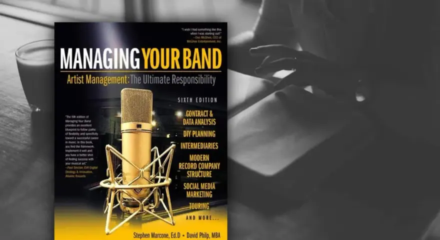Buch "Managing Your Band" zeigt, wie man als band manager erfolgreich wird. Mit Mikrofon und Notizen.