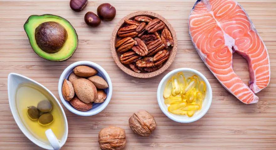 En laxfilé, avokado, nötter, mandlar, oliver i olja och kapslar där e vitamin finns i.