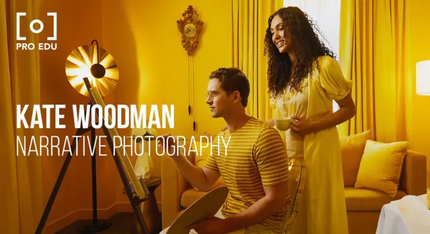 Un homme peint sur une toile, une femme le regarde avec une tasse. Ce reportage photo explore la narration visuelle.