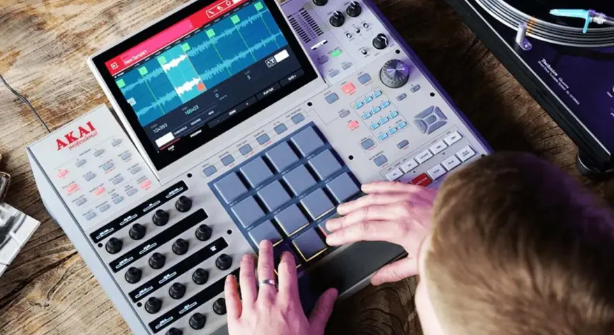 Producent muzyczny tworzy beaty na MPC 60, obok gramofon Technics.