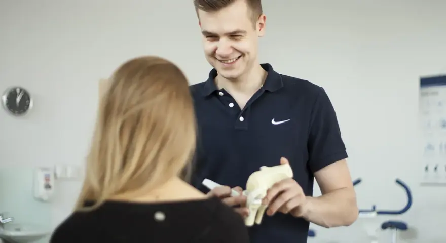Fizjoterapia: AWF czy UMED? Wybierz idealną ścieżkę dla siebie!