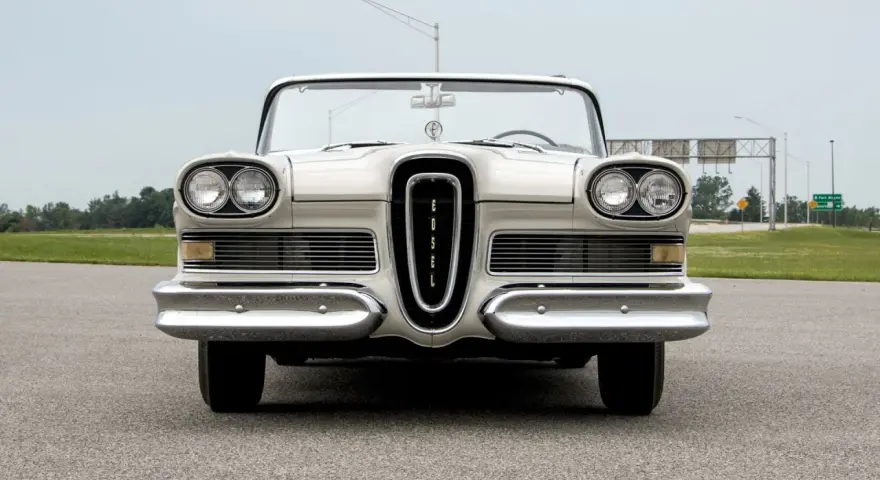 Klasyczne auto na e, biały kabriolet Edsel z charakterystycznym grillem, stoi na drodze.