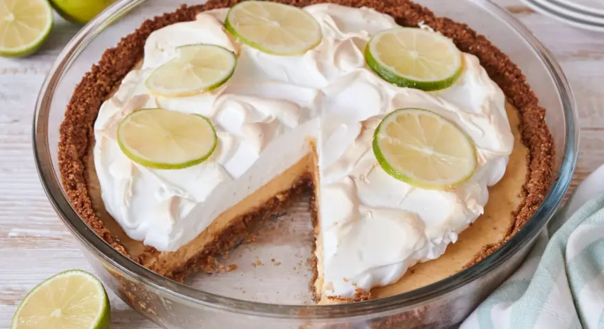 Ein köstlicher Key Lime Pie mit Baiserhaube und Limettenscheiben, bereit zum Genießen.