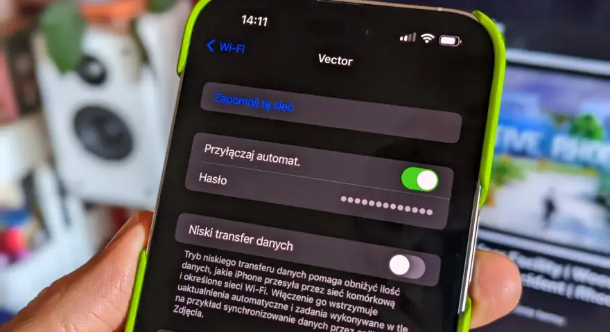 Jak wpisać hasło do Wi-Fi w telefonie? Widok ekranu z ustawieniami sieci Wi-Fi, gdzie widać pole "Hasło" i opcję "Zapomnij tę sieć".