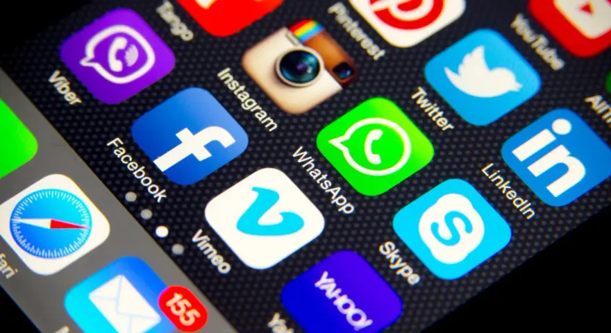 Ekran telefonu z ikonami aplikacji: Viber, Facebook, Instagram, WhatsApp, Twitter, LinkedIn, Skype, Yahoo, Mail. Nagrywanie ekranu.