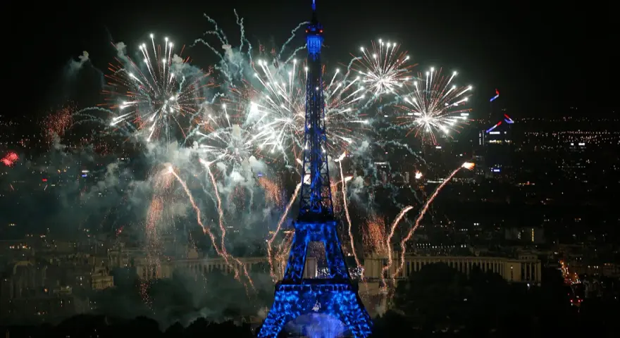 Espectacular espectáculo de fuegos artificiales ilumina la Torre Eiffel en París, celebrando el año nuevo en Francia.