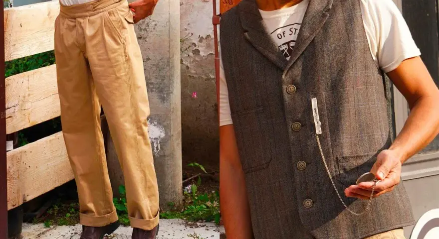 Uomo con gilet a quadri, camicia bianca e pantaloni beige, un look che ricorda come si vestivano gli uomini negli anni 50.