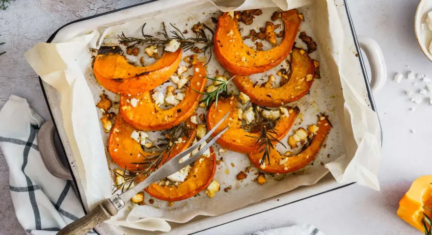 Calabaza asada con queso feta y romero, lista para servir. Una idea deliciosa para tus recetas con calabaza.