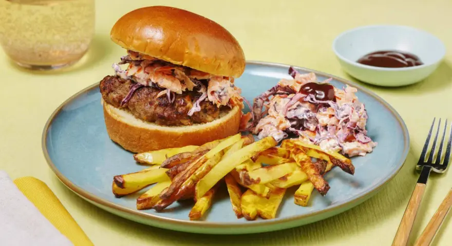 En saftig hamburgare med krispig coleslaw och pommes frites. Ett perfekt hamburgare recept för en härlig måltid.