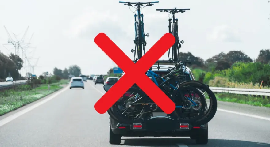 Auto con biciclette sul portapacchi posteriore, una sporgenza longitudinale che supera i limiti consentiti.