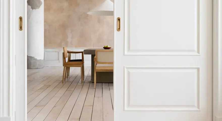 Puertas blancas y suelo de madera clara crean un ambiente acogedor. La idea es combinar suelo y puertas para un diseño interior armonioso.