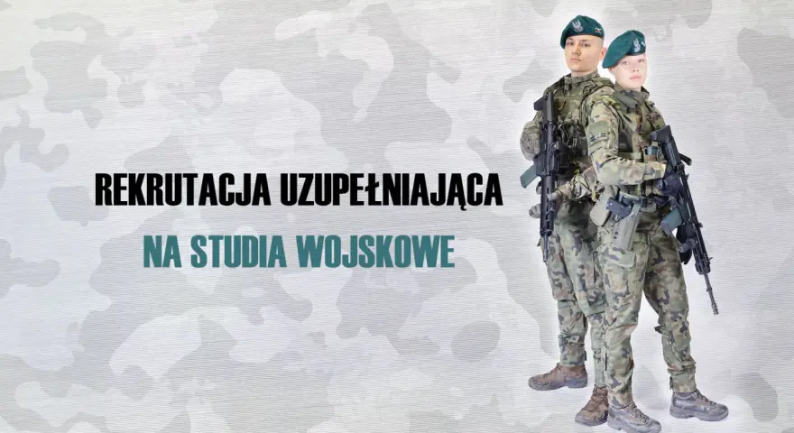Dwóch żołnierzy w mundurach i beretach, trzymających broń, na tle kamuflażu.