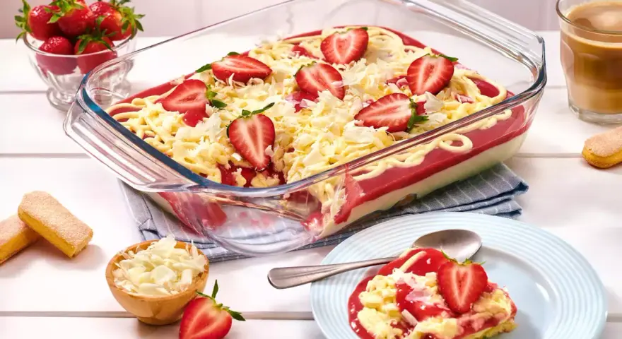 Erdbeer-Dessert mit Spaghetti-Eis-Optik und Tiramisu-Schichten. Frisch, fruchtig und unwiderstehlich!
