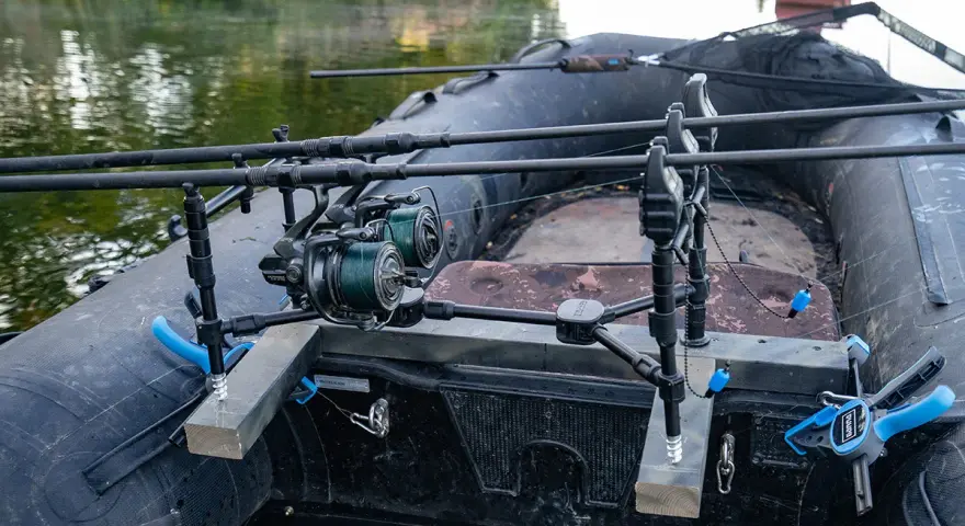 Zwei Angelruten mit Rollen sind auf einem Schlauchboot für das Angeln vom Boot befestigt.