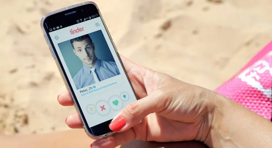 Opis na Tinderze: Peter, 29 lat, student stomatologii. Czy to będzie mój kolejny match?