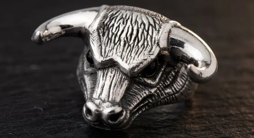 Srebrny pierścień z głową byka, symbolizujący znaki zodiaku ziemia.