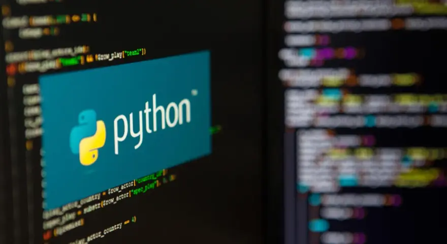 El logo de Python sobre código resaltado. Python es un lenguaje de programación versátil.