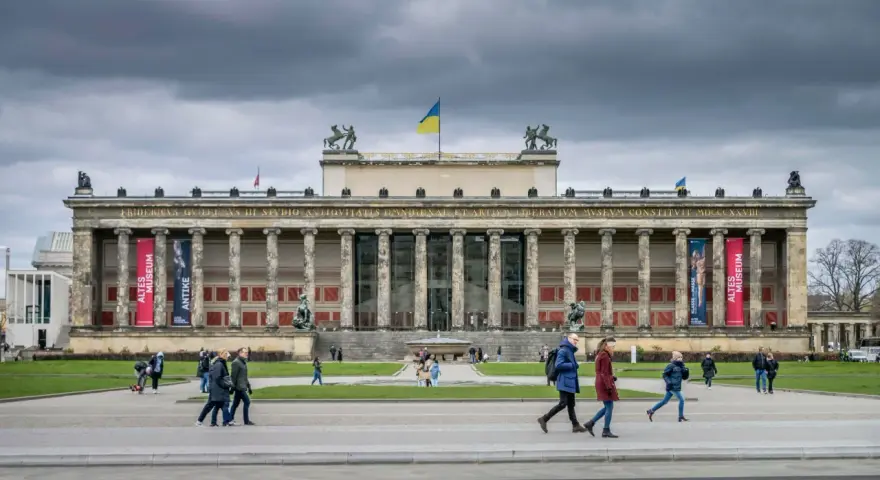 Das Alte Museum in Berlin, ein möglicher Tribute von Panem Drehort, mit der ukrainischen Flagge und Besuchern.