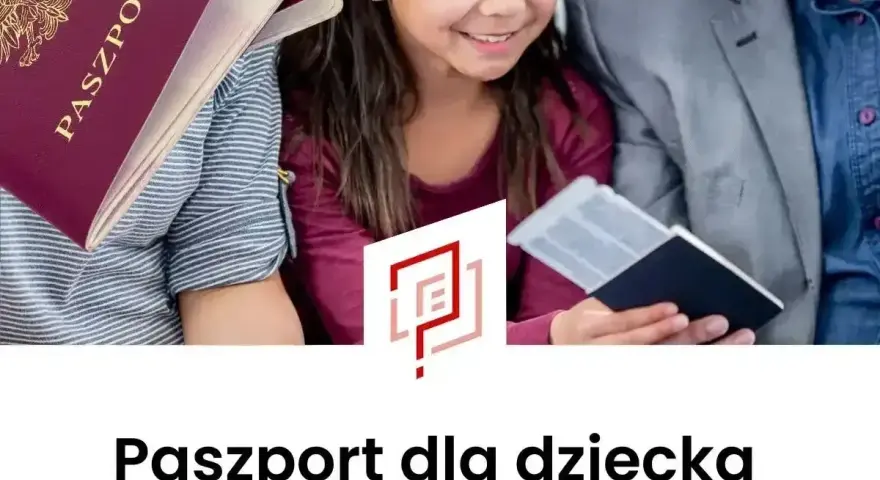 Rodzina przygotowuje wniosek o paszport dla dziecka. Widoczne paszporty i uśmiechnięta dziewczynka.
