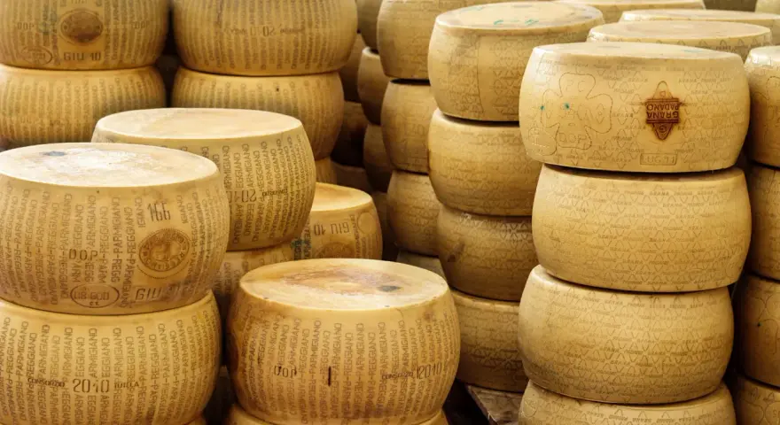 Grana Padano vs Parmigiano Reggiano: Kluczowe różnice i zastosowania