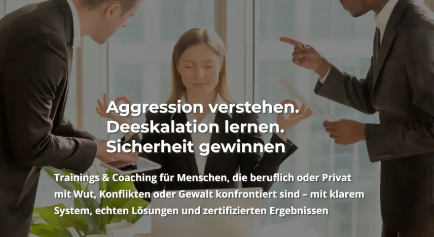 Zwei Männer zeigen aggressiv auf eine Frau, die ruhig meditiert. Text: Aggression verstehen, Deeskalation lernen, Sicherheit gewinnen.