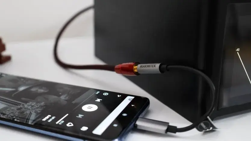 Jak bezprzewodowo puścić muzykę z telefonu na wieżę stereo?