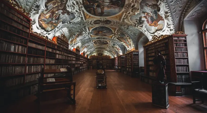 Wspaniała biblioteka z malowanym sufitem, gdzie każdy tom zdaje się szeptać starożytny psalm.