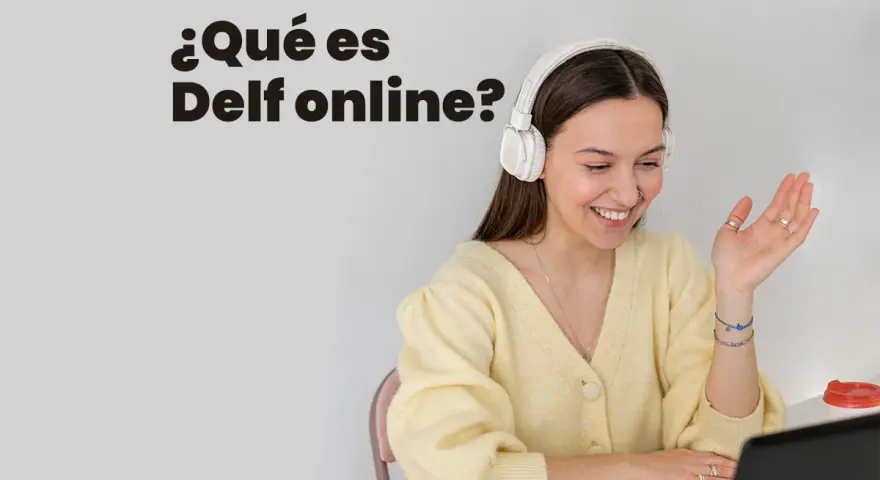 Joven sonríe con auriculares, aprendiendo qué es el Delf online.