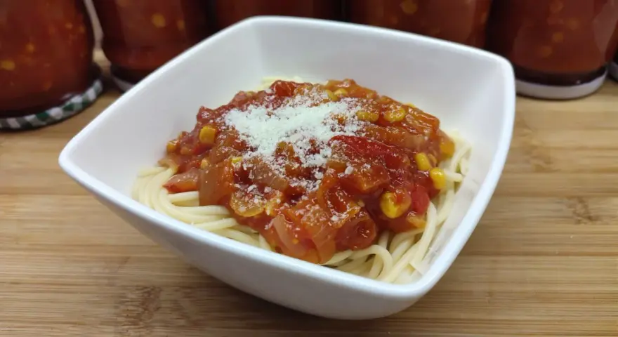 Spaghetti z domowym sosem chińskim z sosu sojowego, pomidorów i kukurydzy, posypane parmezanem.