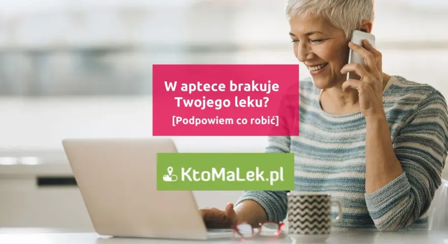 Uśmiechnięta kobieta rozmawia przez telefon, szukając leku na laptopie. W aptece brakuje Twojego leku? KtoMaLek.pl podpowie co robić.