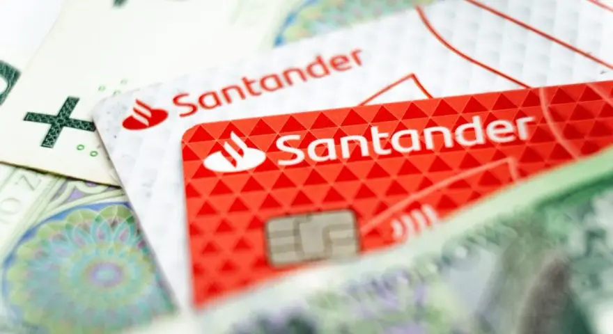 Karty Santander na tle polskich banknotów. Jak sprawdzić zajęcie egzekucyjne?