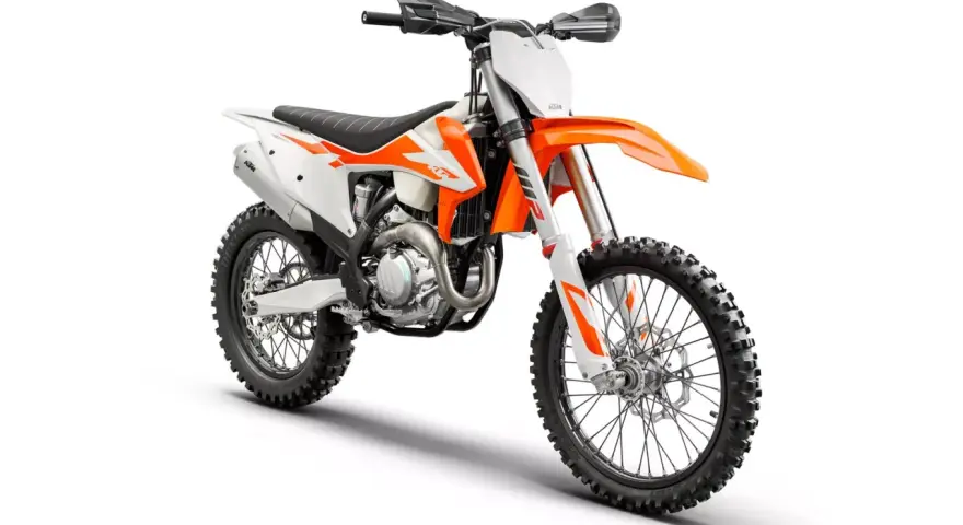 Pomarańczowo-biały motocykl KTM EXC 450, gotowy na teren. Poznaj jego dane techniczne i poczuj moc!