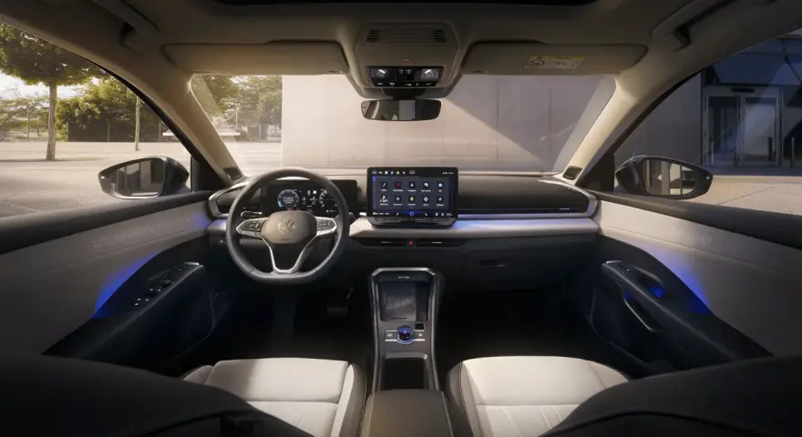 Nowoczesne vw t roc wnetrze z dużym ekranem dotykowym i ambientowym oświetleniem.