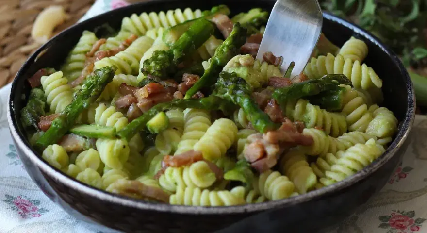 Fusilli con asparagi freschi e croccante pancetta, un piatto primaverile che conquista.