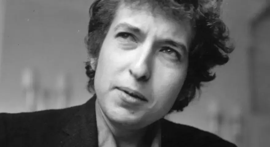 Bob Dylan, der mr tambourine man, blickt nachdenklich in die Ferne.